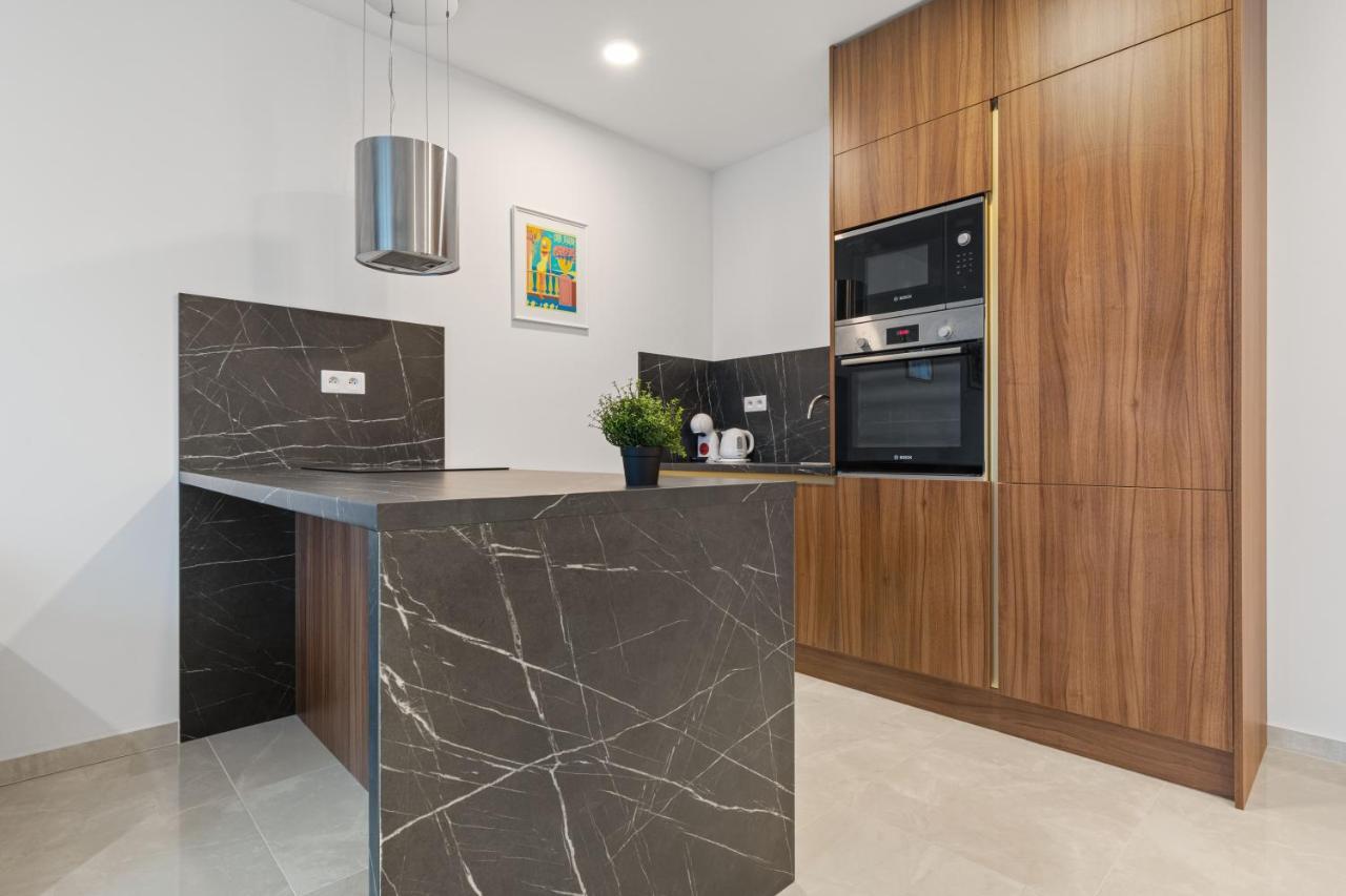 Lam Jegeho Alej - Jacuzzi - Free Parking Apartment Bratislava Ngoại thất bức ảnh